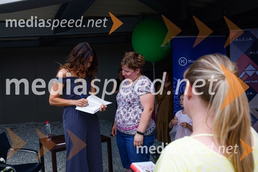  Kristina Kuzmič, spletna vplivnica;  ... Pogovor z ameriško vlogerko Kristino Kuzmič ob izidu knjige Drži se