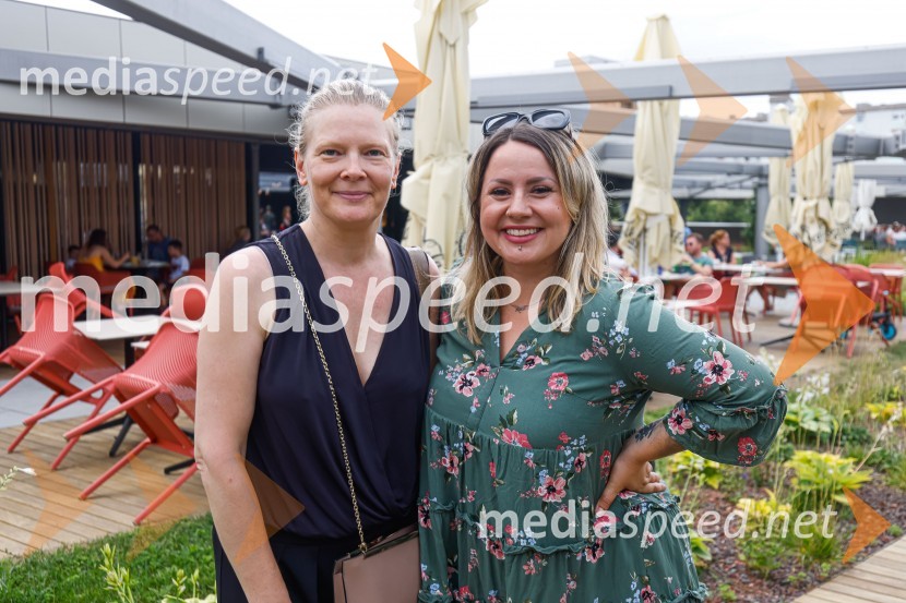  ... ;  Jerica  Zupan, radijska voditeljicaPogovor z ameriško vlogerko Kristino Kuzmič ob izidu knjige Drži se