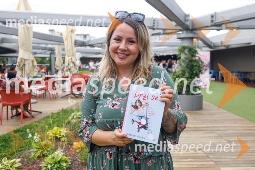  Jerica  Zupan, radijska voditeljicaPogovor z ameriško vlogerko Kristino Kuzmič ob izidu knjige Drži se