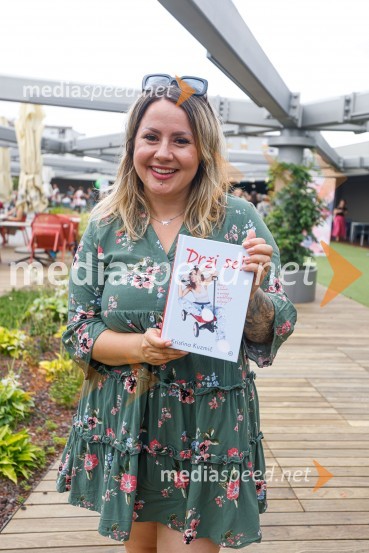  Jerica  Zupan, radijska voditeljicaPogovor z ameriško vlogerko Kristino Kuzmič ob izidu knjige Drži se