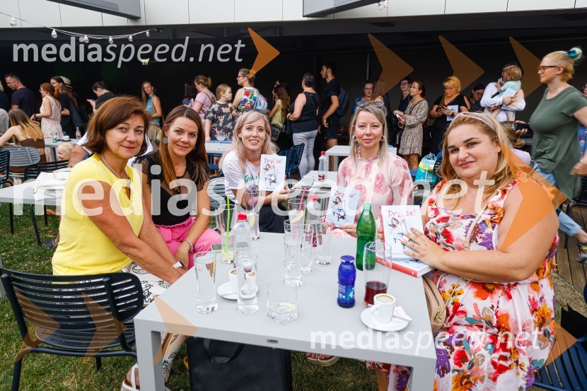  Zvonka Novak Habot, direktorica prodaje Kozmetike Afrodite;  Martina Dolgan, vodja oglasnega trženja, Založba Mladinska knjiga;  Sara Ledinek, social media Kozmetika Afrodita;  Mišela  Firšt Vučenović, tržno komuniciranje Kozmetika Afrodita;  Nataša Purgaj, Spar SlovenijaPogovor z ameriško vlogerko Kristino Kuzmič ob izidu knjige Drži se