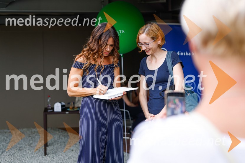  Kristina Kuzmič, spletna vplivnica;  ... Pogovor z ameriško vlogerko Kristino Kuzmič ob izidu knjige Drži se