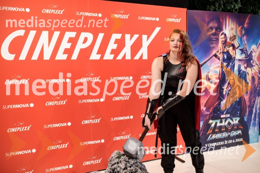 Lara MaylandVečer Superjunakov in premiera filma Thor: Ljubezen in grom v Cineplexxu