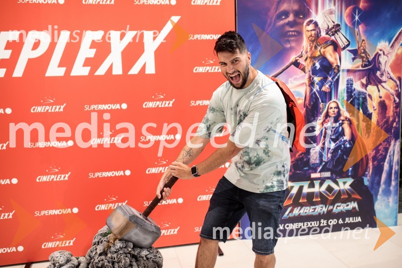 Uroš Bitenc, moderator, vplivnešVečer Superjunakov in premiera filma Thor: Ljubezen in grom v Cineplexxu