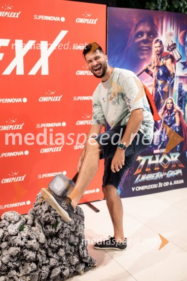  Uroš Bitenc, moderator, vplivnešVečer Superjunakov in premiera filma Thor: Ljubezen in grom v Cineplexxu