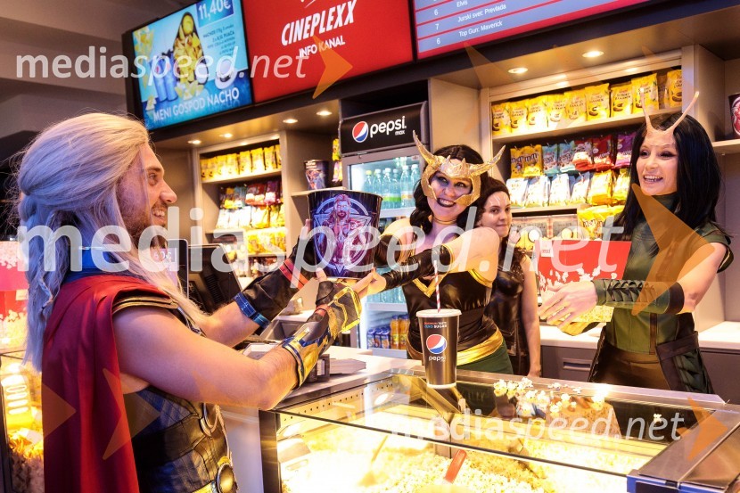  Matic Gaiser, Thor;  Klara Krebs, NOX;  Klara Čotar, Black Tea CosplayVečer Superjunakov in premiera filma Thor: Ljubezen in grom v Cineplexxu