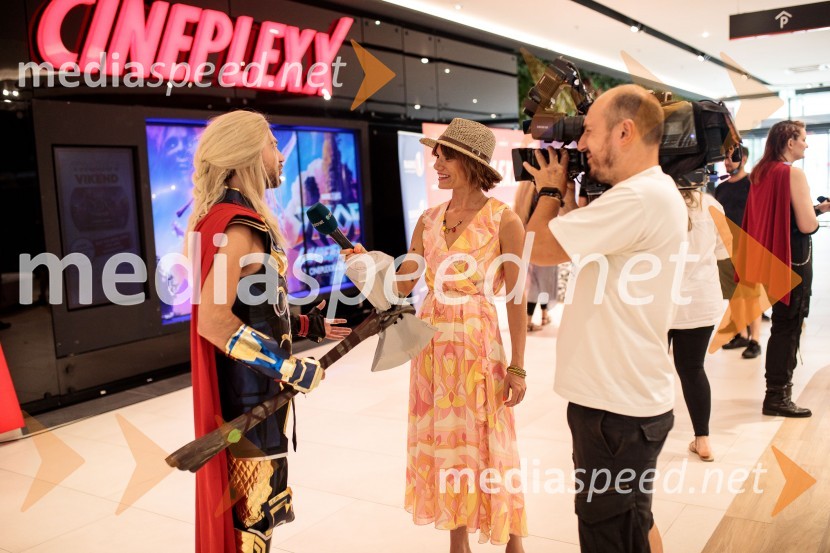  Matic Gaiser, Thor;  Ana Raščan, voditeljica in novinarka na TV3;  ... Večer Superjunakov in premiera filma Thor: Ljubezen in grom v Cineplexxu