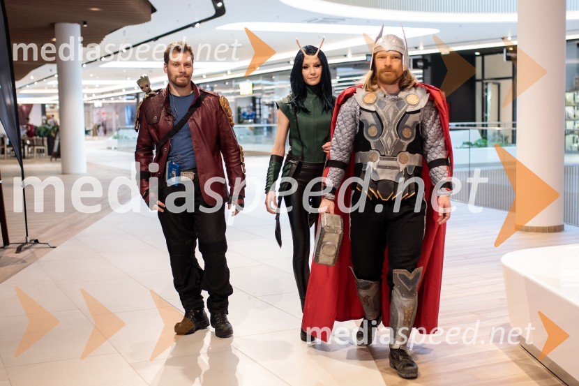  Jurij K. Koya;  Klara Čotar, Black Tea Cosplay;  Klemen ČotarVečer Superjunakov in premiera filma Thor: Ljubezen in grom v Cineplexxu