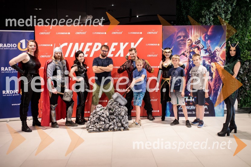  Lara Mayland;  Klemen Čotar;  Pija Demšar;  ... ;  Jurij K. Koya;  ... ;  Klara Krebs, NOX;  ... ;  ... ;  Klara Čotar, Black Tea CosplayVečer Superjunakov in premiera filma Thor: Ljubezen in grom v Cineplexxu