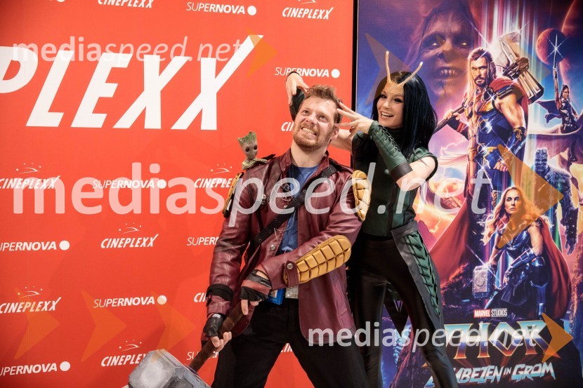  Jurij K. Koya;  Klara Čotar, Black Tea CosplayVečer Superjunakov in premiera filma Thor: Ljubezen in grom v Cineplexxu