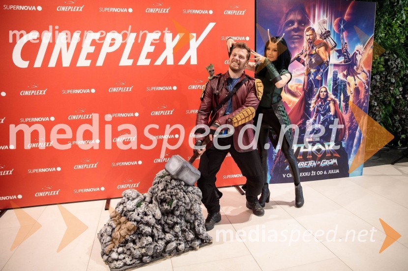  Jurij K. Koya;  Klara Čotar, Black Tea CosplayVečer Superjunakov in premiera filma Thor: Ljubezen in grom v Cineplexxu