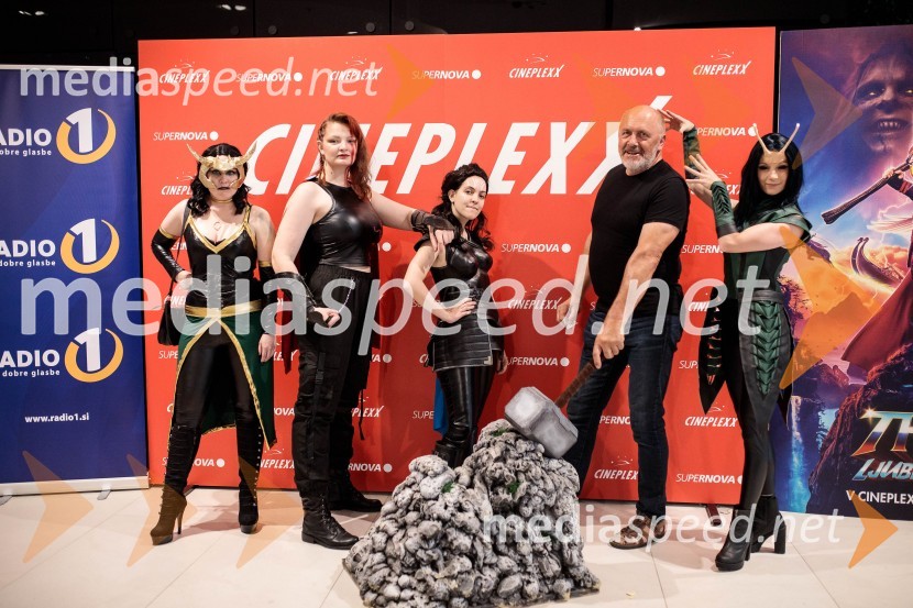  Klara Krebs, NOX;  Lara Mayland;  Pija Demšar;  ... ;  Klara Čotar, Black Tea CosplayVečer Superjunakov in premiera filma Thor: Ljubezen in grom v Cineplexxu