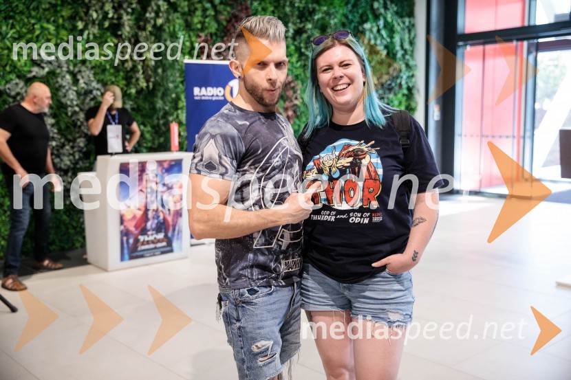  Klemen Bunderla, radijski voditelj, radio Aktual;  Tanja Divac, novinarkaVečer Superjunakov in premiera filma Thor: Ljubezen in grom v Cineplexxu