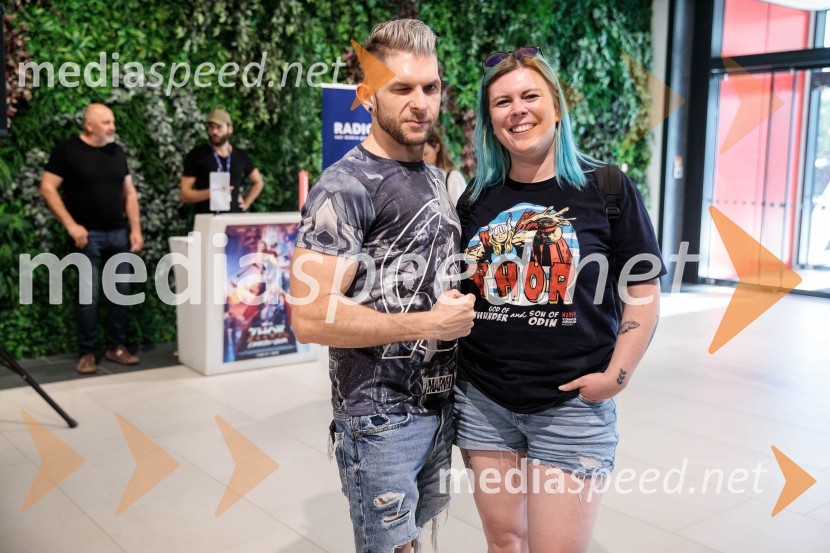  Klemen Bunderla, radijski voditelj, radio Aktual;  Tanja Divac, novinarkaVečer Superjunakov in premiera filma Thor: Ljubezen in grom v Cineplexxu