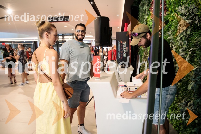  Yvonne Srdoč, manekenka;  Challe Salle, glasbenik, raper;  ... Večer Superjunakov in premiera filma Thor: Ljubezen in grom v Cineplexxu