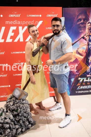  Yvonne Srdoč, manekenka;  Challe Salle, glasbenik, raperVečer Superjunakov in premiera filma Thor: Ljubezen in grom v Cineplexxu