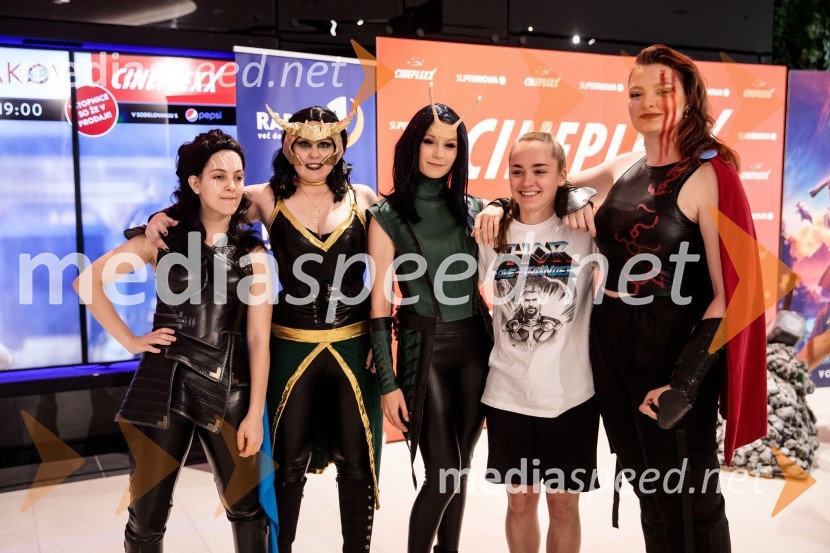 Pija Demšar;  Klara Krebs, NOX;  Klara Čotar, Black Tea Cosplay;  ... ;  Lara MaylandVečer Superjunakov in premiera filma Thor: Ljubezen in grom v Cineplexxu