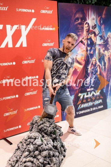  Klemen Bunderla, radijski voditelj, radio AktualVečer Superjunakov in premiera filma Thor: Ljubezen in grom v Cineplexxu