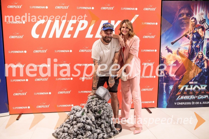  Jani Jugovic, Cool Fotr;  Teja  Jugovic, spletna vplivnica, Cool mamacitaVečer Superjunakov in premiera filma Thor: Ljubezen in grom v Cineplexxu