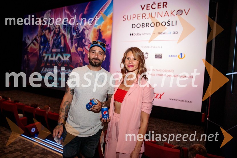  Jani Jugovic, Cool Fotr;  Teja  Jugovic, spletna vplivnica, Cool mamacitaVečer Superjunakov in premiera filma Thor: Ljubezen in grom v Cineplexxu