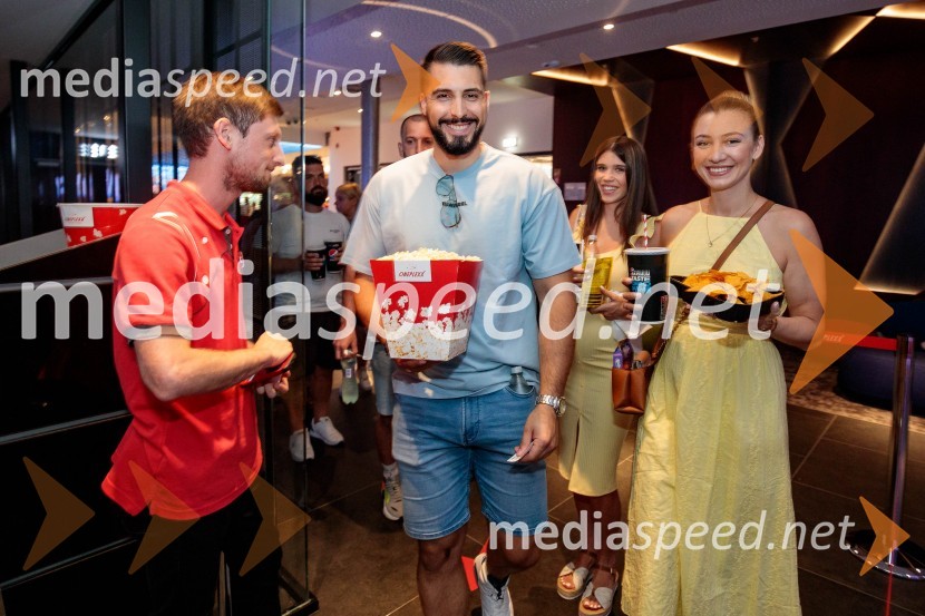  ... ;  Challe Salle, glasbenik, raper;  Yvonne Srdoč, manekenkaVečer Superjunakov in premiera filma Thor: Ljubezen in grom v Cineplexxu