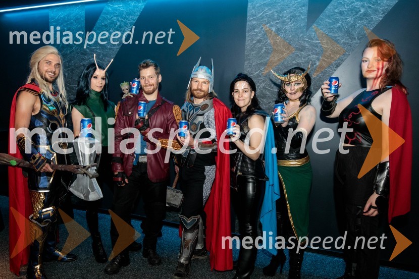  Matic Gaiser, Thor;  Klara Čotar, Black Tea Cosplay;  Jurij K. Koya;  Klemen Čotar;  ... ;  Klara Krebs, NOX;  Lara MaylandVečer Superjunakov in premiera filma Thor: Ljubezen in grom v Cineplexxu
