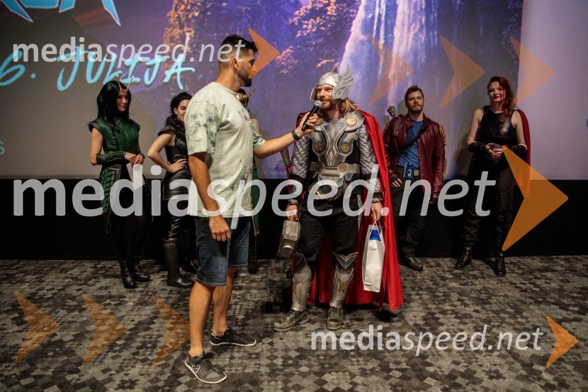  Uroš Bitenc, moderator, vplivneš;  Klemen ČotarVečer Superjunakov in premiera filma Thor: Ljubezen in grom v Cineplexxu