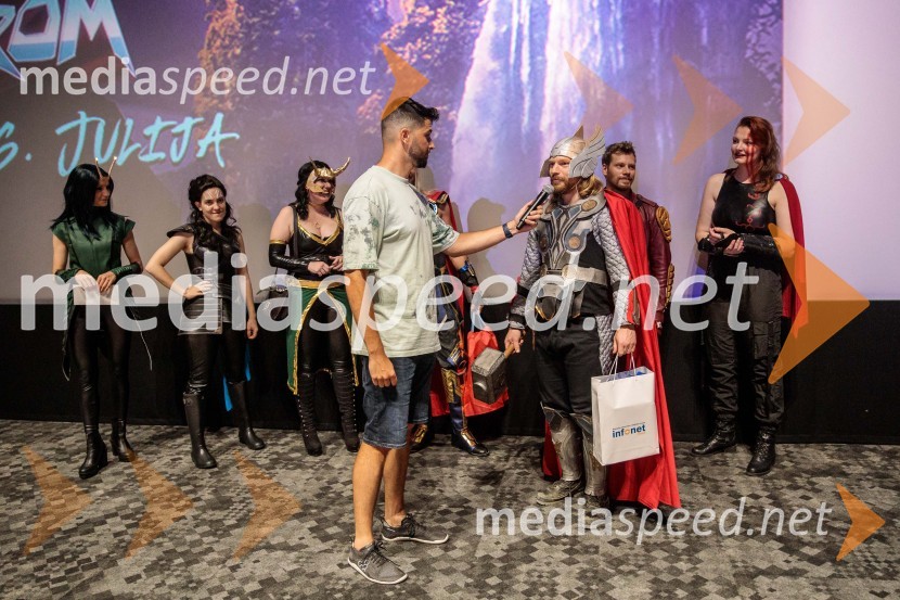  Uroš Bitenc, moderator, vplivneš;  Klemen ČotarVečer Superjunakov in premiera filma Thor: Ljubezen in grom v Cineplexxu