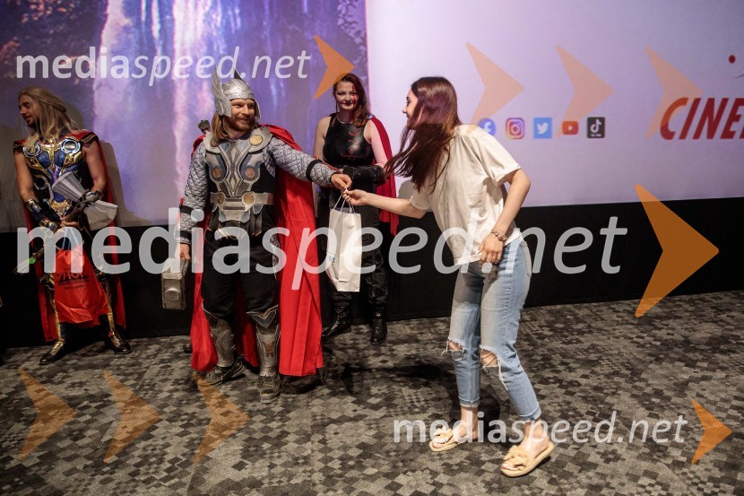  Klemen Čotar;  ... Večer Superjunakov in premiera filma Thor: Ljubezen in grom v Cineplexxu