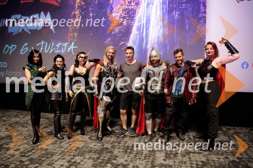  Klara Čotar, Black Tea Cosplay;  Pija Demšar;  Klara Krebs, NOX;  Matic Gaiser, Thor;  ... ;  Klemen Čotar;  Jurij K. Koya;  Lara MaylandVečer Superjunakov in premiera filma Thor: Ljubezen in grom v Cineplexxu