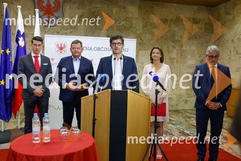  Janez Černe, podžupan Mestne občine Kranj; dr. Aleksander Jevšek, minister za razvoj in EU kohezijsko politiko;  Matjaž Rakovec, župan Mestne občine Kranj;  Tanja Fajon, podpredsednica vlade in ministrica za zunanje zadeve;  Matjaž Han, minister za gospodarski razvoj in tehnologijoDelovno srečanje treh ministrov v Kranju