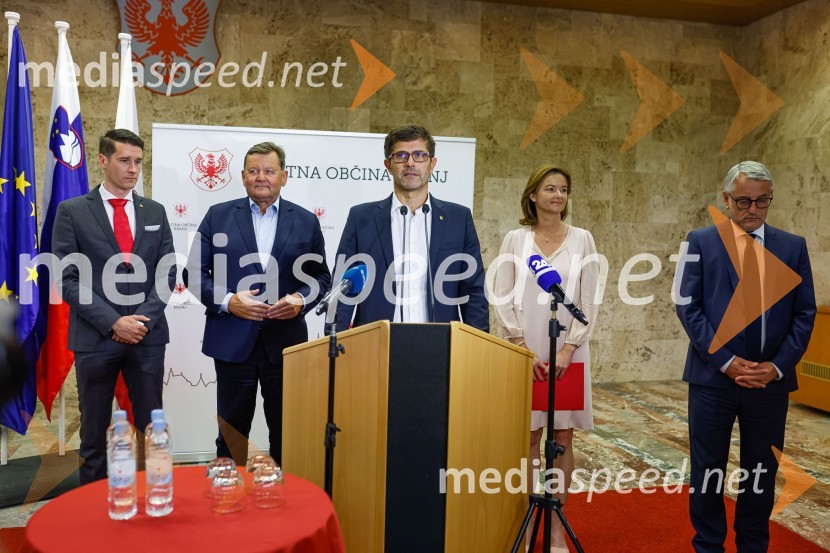  Janez Černe, podžupan Mestne občine Kranj; dr. Aleksander Jevšek, minister za razvoj in EU kohezijsko politiko;  Matjaž Rakovec, župan Mestne občine Kranj;  Tanja Fajon, podpredsednica vlade in ministrica za zunanje zadeve;  Matjaž Han, minister za gospodarski razvoj in tehnologijoDelovno srečanje treh ministrov v Kranju