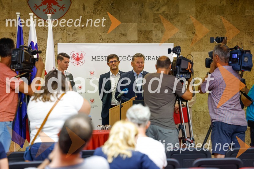  Janez Černe, podžupan Mestne občine Kranj;  Matjaž Rakovec, župan Mestne občine Kranj; dr. Aleksander Jevšek, minister za razvoj in EU kohezijsko politikoDelovno srečanje treh ministrov v Kranju