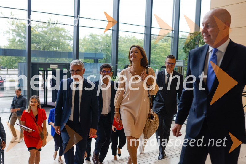  Matjaž Han, minister za gospodarski razvoj in tehnologijo;  Matjaž Rakovec, župan Mestne občine Kranj;  Tanja Fajon, podpredsednica vlade in ministrica za zunanje zadeve;  ... ;  ... Delovno srečanje treh ministrov v Kranju