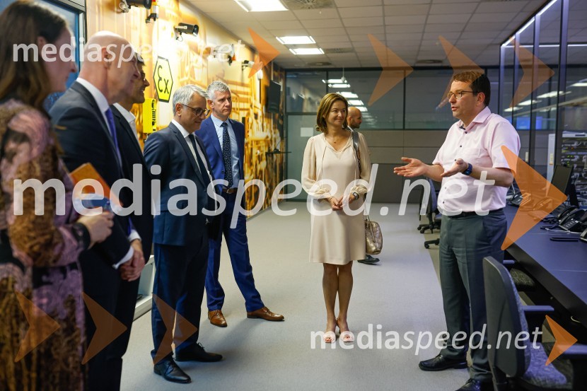  ... ;  ... ;  Matjaž Rakovec, župan Mestne občine Kranj;  Matjaž Han, minister za gospodarski razvoj in tehnologijo;  ... ;  Tanja Fajon, podpredsednica vlade in ministrica za zunanje zadeve;  ... Delovno srečanje treh ministrov v Kranju