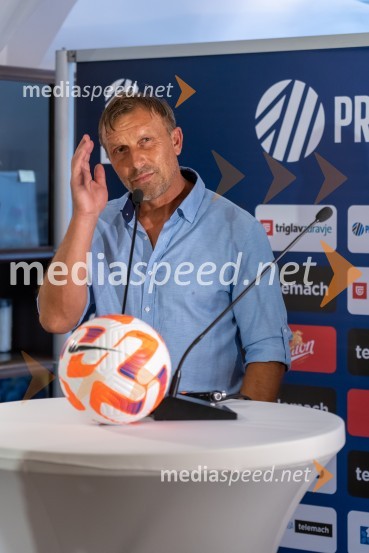  Miran  Srebrnič, nekdanji nogometaš, trener NK GoricaNovinarska konferenca prve nogometne lige