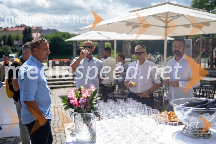  Miran  Srebrnič, nekdanji nogometaš, trener NK Gorica;  Dejan Grabić, strateg NK Bravo;  Radovan Karanović, trener NK Maribor;  Dušan Kosić, nogometaš in trener, NK KraševciNovinarska konferenca prve nogometne lige