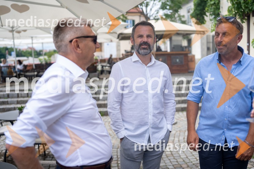  Radovan Karanović, trener NK Maribor;  Dušan Kosić, nogometaš in trener;  Miran  Srebrnič, nekdanji nogometaš, trener NK GoricaNovinarska konferenca prve nogometne lige