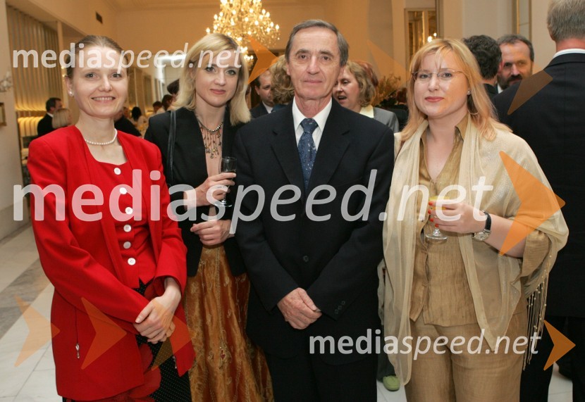 Darko Pašek, urednik na radiu Maribor, s hčerami: Nevenka Pašek, zaposlena v SNG Maribor, Mojca Pašek, novinarka in Mihaela Pašek (dvojčica Mojce) 
Ljudje RAZNO