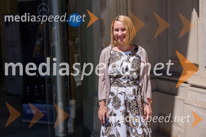  Alenka Ribič, služba za odnose z javnostmi, Univerza v MariboruIzstrelitev satelita Trisat-R, Univerza v Mariboru