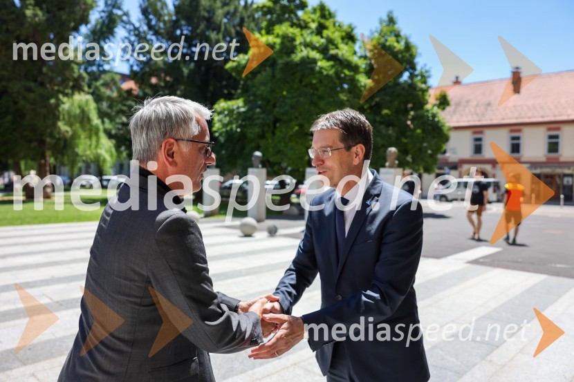  Matjaž Han, minister za gospodarski razvoj in tehnologijo; prof. dr. Zdravko Kačič, rektor Univerze v MariboruIzstrelitev satelita Trisat-R, Univerza v Mariboru