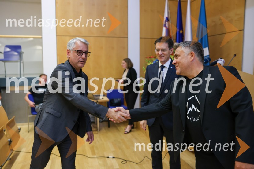  Matjaž Han, minister za gospodarski razvoj in tehnologijo; prof. dr. Zdravko Kačič, rektor Univerze v Mariboru; dr. Iztok Kramberger, Fakulteta za elektrotehniko, računalništvo in informatikoIzstrelitev satelita Trisat-R, Univerza v Mariboru