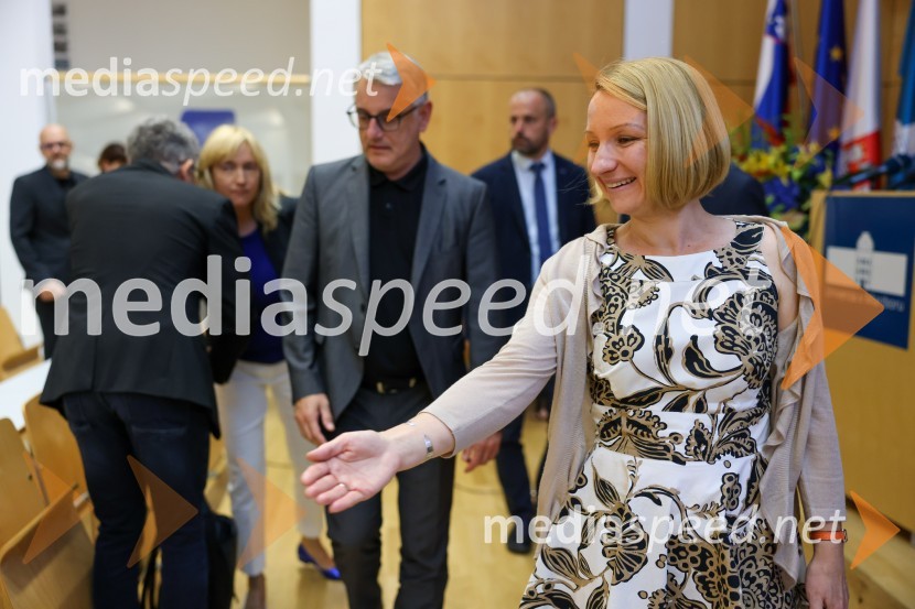  Matjaž Han, minister za gospodarski razvoj in tehnologijo;  Alenka Ribič, služba za odnose z javnostmi, Univerza v MariboruIzstrelitev satelita Trisat-R, Univerza v Mariboru