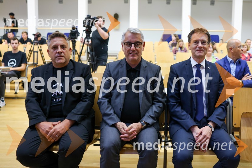 dr. Iztok Kramberger, Fakulteta za elektrotehniko, računalništvo in informatiko;  Matjaž Han, minister za gospodarski razvoj in tehnologijo; prof. dr. Zdravko Kačič, rektor Univerze v MariboruIzstrelitev satelita Trisat-R, Univerza v Mariboru