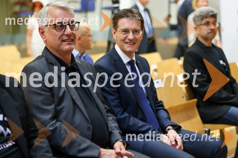  Matjaž Han, minister za gospodarski razvoj in tehnologijo; prof. dr. Zdravko Kačič, rektor Univerze v MariboruIzstrelitev satelita Trisat-R, Univerza v Mariboru