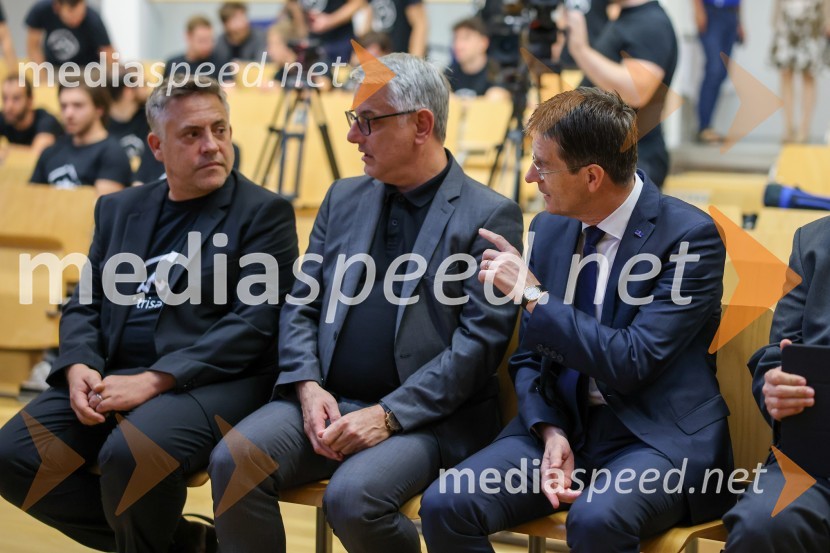 dr. Iztok Kramberger, Fakulteta za elektrotehniko, računalništvo in informatiko;  Matjaž Han, minister za gospodarski razvoj in tehnologijo; prof. dr. Zdravko Kačič, rektor Univerze v MariboruIzstrelitev satelita Trisat-R, Univerza v Mariboru