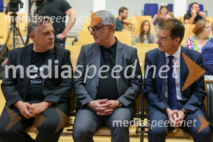 dr. Iztok Kramberger, Fakulteta za elektrotehniko, računalništvo in informatiko;  Matjaž Han, minister za gospodarski razvoj in tehnologijo; prof. dr. Zdravko Kačič, rektor Univerze v MariboruIzstrelitev satelita Trisat-R, Univerza v Mariboru