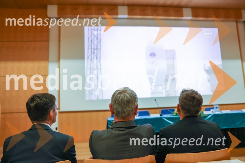 prof. dr. Zdravko Kačič, rektor Univerze v Mariboru;  Matjaž Han, minister za gospodarski razvoj in tehnologijo; dr. Iztok Kramberger, Fakulteta za elektrotehniko, računalništvo in informatikoIzstrelitev satelita Trisat-R, Univerza v Mariboru