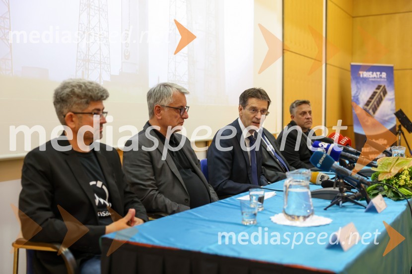 dr. Tomaž Rotovnik, direktor, SkyLabs;  Matjaž Han, minister za gospodarski razvoj in tehnologijo; prof. dr. Zdravko Kačič, rektor Univerze v Mariboru; dr. Iztok Kramberger, Fakulteta za elektrotehniko, računalništvo in informatikoIzstrelitev satelita Trisat-R, Univerza v Mariboru
