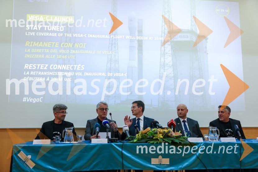 dr. Tomaž Rotovnik, direktor, SkyLabs;  Matjaž Han, minister za gospodarski razvoj in tehnologijo; prof. dr. Zdravko Kačič, rektor Univerze v Mariboru; prof. dr. Gorazd Štumberger, Fakulteta za elektrotehniko, računalništvo in informatiko, Univerza v Mariboru; dr. Iztok Kramberger, Fakulteta za elektrotehniko, računalništvo in informatikoIzstrelitev satelita Trisat-R, Univerza v Mariboru